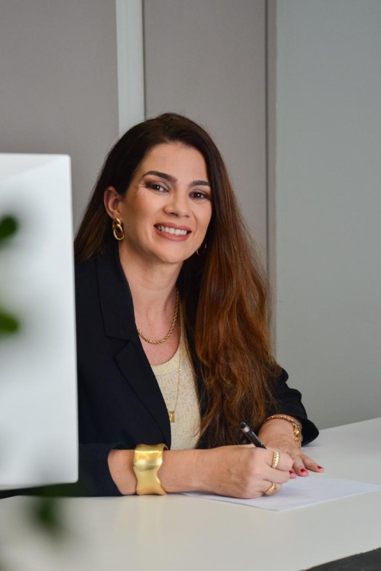 Advogada da equipe Capacio Cuerci & Falcão em atendimento no escritório